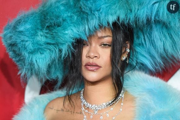 Une chose est sûre, on applaudit Rihanna qui n’a jamais peur de se montrer au naturel et d’assumer entièrement qui elle est, que ce soit au travers d’un style vestimentaire unique, qui ne plaît pas à tout le monde, ou en exposant son corps de façon libérée. On aspire à avoir autant de confiance en soi que la reine Rihanna, que ce soit en assumant notre corps ou tout simplement notre créativité !