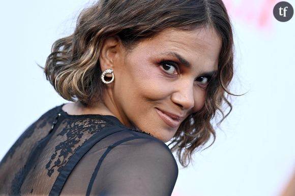 Qui permettent à Halle Berry d'envoyer ad patres l'âgisme : cette invisibilisation des femmes de quarante ans et plus au sein de notre société. L'interprète de Catwoman de son côté est plus que jamais fière de ce qu'elle est, assume son corps et sa sensualité. Sur ces photos, elle semble même cligner de l'oeil à l'un de ses plus mythiques rôles...