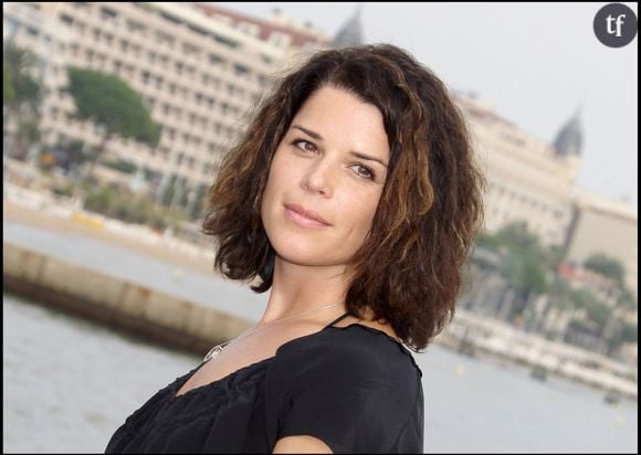 Neve Campbell, pilier de comptoir de la saga Scream, est enfin de retour dans le septième du nom. La franchise initiée par Wes Craven et Kevin Williamson (ici, à la réalisation) témoigne de l'évolution du cinéma d'horreur mais aussi... Du sexisme qui fait rage jusqu'à Hollywood. Notamment quand il s'agit de payer ses comédiens. Et l'actrice dénonce sur ces images.