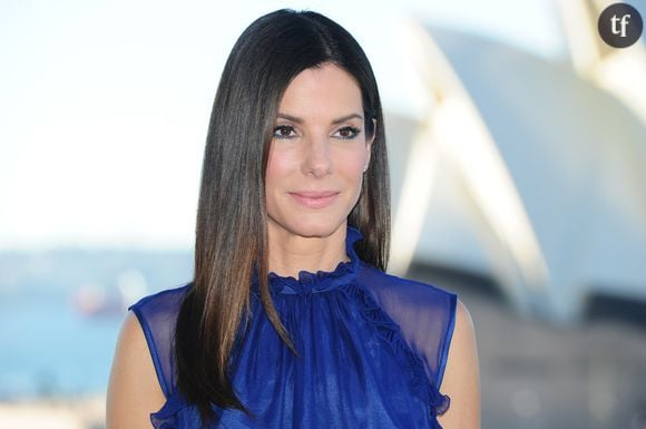 L'analyse de poursuit avec beaucoup de détails : " Lors de ses récentes apparitions sur le tapis rouge, sa peau impeccable, sa mâchoire définie et son visage rafraîchi ont suscité des spéculations. Est-ce simplement dû à de bons soins de la peau et à la génétique, ou Sandra Bullock a-t-elle bénéficié d'un petit coup de pouce de traitements esthétiques modernes comme les injections, le raffermissement cutané ou même de subtiles interventions chirurgicales ? Quoi qu'il en soit, sa transformation est élégante et naturelle, un exemple du fait que vieillir avec grâce ne signifie pas forcément vieillir sans options".