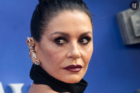 "J'ai cru qu'ils avaient changé l'actrice" : Catherine Zeta-Jones méconnaissable dans Mercredi Saison 2, les fans sont choqués