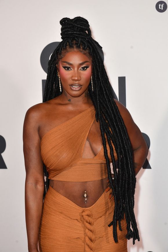 "Je voudrais juste entendre une chanson où elle chante normalement quoi ! Mais j’adore ce qu’elle fait. Dans son domaine, je kiffe, ‘la pookie dans le sas’, y’a aucun problème.". Aya Nakamura est fustigée pour son usage du vocoder. Or des icônes du "rap game" francophone d'ailleurs telles que Shay ne rejettent jamais l'emploi du vocoder afin de composer leurs univers musicaux et mélodiques.