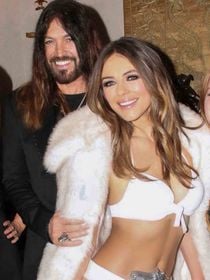 "Elle a 60 ans ?!" : ce sex symbol absolu des années 90 apparaît en bikini sur le tapis rouge, un look sulfureux qui sidère ses fans