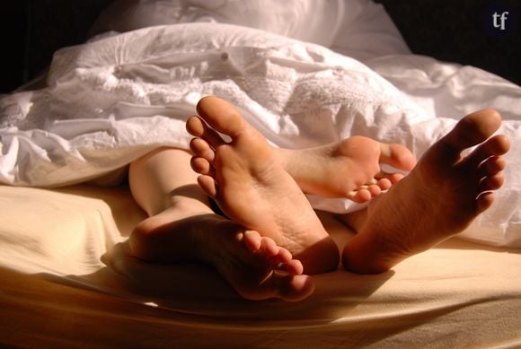 Cela étant, ce qui nous intrigue le plus, c’est la grande part de simulation parmi les femmes interrogées. Plus d’une femme sur deux admet avoir déjà simulé un orgasme, détaille ainsi l’app dans ce rapport qui prend en compte de très multiples paroles. Si certaines le font pour écourter le rapport, éclaire cette enquête, d’autres le font carrément pour éviter de faire de la peine à leur partenaire ou pour répondre à une pression implicite de performance. Nous voilà donc alertés sur les raisons de ce faux semblant.