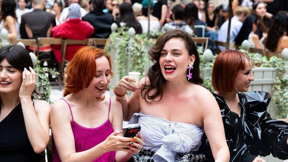 "Voyons large !" : cette chroniqueuse féministe de Quotidien pose en sous-vêtements pour une raison réjouissante