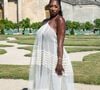 Resplendissante en robe blanche, longue et transparente, le look de la chanteuse est loin d’avoir l’unanimité sur les réseaux sociaux. Pour certains, c’est la robe qui n’est pas chic : “Elle a pris le rideau à qui ?”, “Ma grand-mère cherche son rideau depuis avant hier, j'ai compris…”.