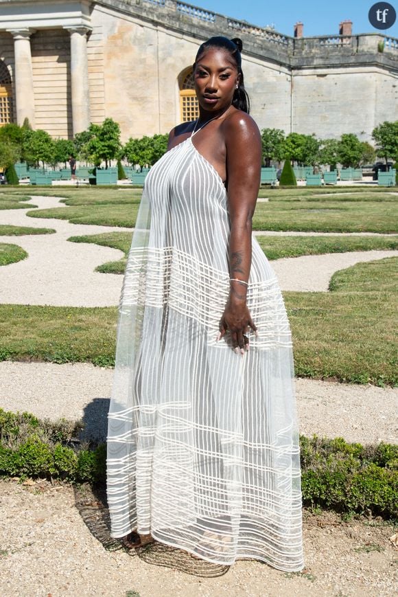 Resplendissante en robe blanche, longue et transparente, le look de la chanteuse est loin d’avoir l’unanimité sur les réseaux sociaux. Pour certains, c’est la robe qui n’est pas chic : “Elle a pris le rideau à qui ?”, “Ma grand-mère cherche son rideau depuis avant hier, j'ai compris…”.