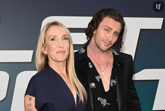 Pas un mois ne se passe sans réactions indignées à leur encontre. Eux, se contentent de vivre leur quotidien de couple, leurs allées et venues toujours très remarquées sur le tapis rouge, leurs anniversaires de mariage... On parle naturellement ici du couple le plus sulfureux d'Hollywood, et le plus controversé : Sam et Aaron Taylor Johnson, cinéaste à succès d'un côté (50 Nuances de Grey et Fade to Black c'est elle) et comédien très réclamé de l'autre (Nosferatu, 28 ans plus tard). Mais surtout, tourtereaux séparés... par 23 ans d'écart.