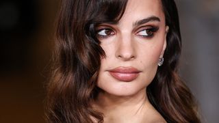 "La reine du bikini", "ce corps !", "hot summer" : Emily Ratajkowski obsède en bikini sur ces photos décomplexées qui clignent de l'oeil à Dua Lipa, et ses selfies sont tout sauf anodins