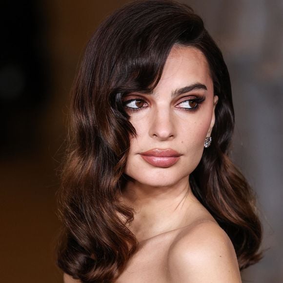 "La reine du bikini", "ce corps !", "hot summer" : EmRata obsède en bikini sur ces photos décomplexées qui clignent de l'oeil à Dua Lipa, et ses selfies sont tout sauf anodins