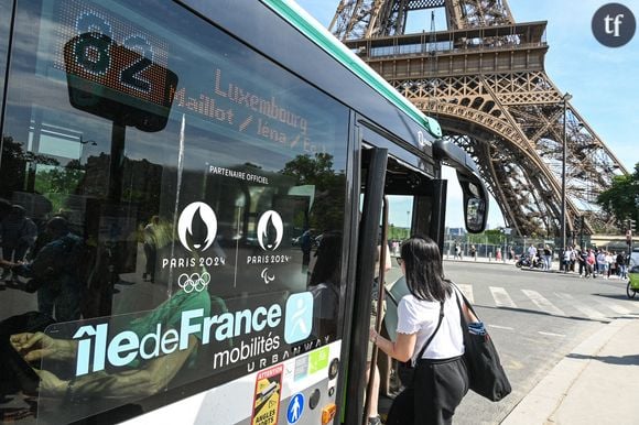 Une jeune femme s'est faite refuser l'entrée dans un bus de la RATP, à cause de sa tenue jugée "trop courte" par le conducteur.
