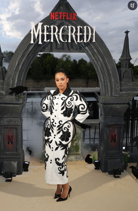 L'influenceuse de 27 ans est apparue lors du photocall dans une longue robe noir et blanche.