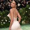 "Photos de strip-teaseuse" : Kylie Jenner se dévoile en bikini rose, les réacs voient en elle "une actrice X aux gros seins" qui "fait du mal aux femmes"