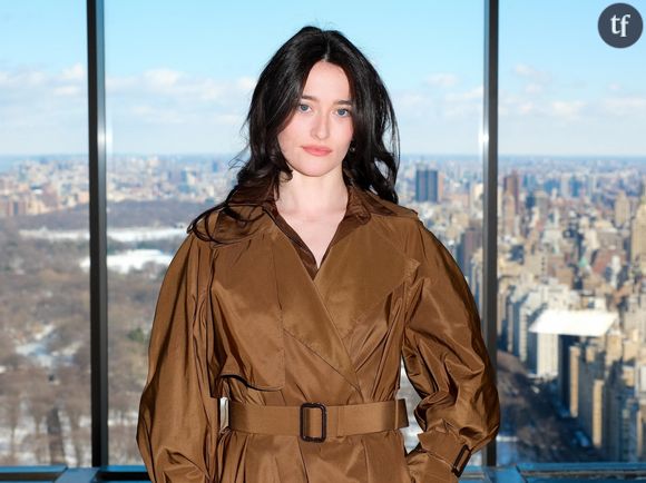 Ryan Murphy a plus de 30 séries dans son sac, la preuve avec sa future transposition à l'écran du dramatique clan Kennedy. Hyper romanesque, et hyper controversé : un choix de casting scandalise déjà les internautes... Sarah Pidgeon une grande figure féminine du clan JFK... Casting abondamment commenté et qui n'échappe pas à la controverse.