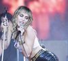 De Kate Moss à Paris Hilton, de Megan Fox à Marion Cotillard en passant par Lizzo, Charli xcx, Rihanna ou encore Lily Rose Depp, toutes les célébrités ont un jour célébré cette provocation faite mode.