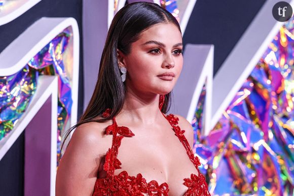 Un nouveau look qui semble faire l'unanimité et bouscule quelques lignes : la superstar y arbore une flamboyante frange, et un rouge à lèvres pétant, tutoyant rouge et orange en une même trace de lipstick esquissée comme une signature. Et ce n'est pas tout... Selena Gomez semble faire réagir ses fans en abondance, aussi sonores que ceux de Britney.