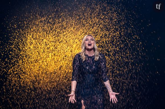La chanteuse de 28 ans prend du bon temps avec des amis après avoir fêté ses fiançailles avec Florian Rossi, le 20 juin.