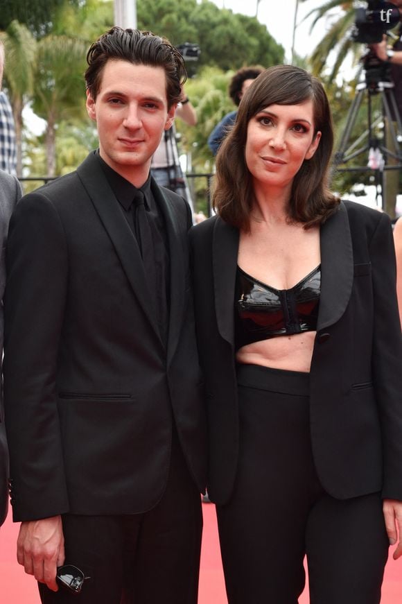 Nora Hamzawi a réjoui son public en délivrant quelques tacles envers son collègue humoriste... Ary Abitan. Le comédien accusé de viols l'avait précédé sur la même scène, ce qui ne fut pas sans conséquences. Olfactives.