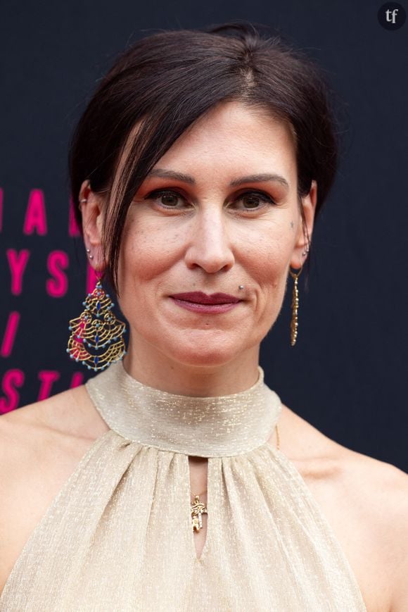 Ovidie le dit sans mâcher ses mots : "Les femmes sont encore considérées par les hommes comme des territoires à conquérir, des lampadaires sur lesquels pisser". Est-ce à dire que les mecs sont des chiens de la casse ? On vous laissera avoir le dernier mot. Et si l'autrice dit cela, c'est pour une bonne raison. Ecoutez donc. A Konbini, elle développe son manifeste, à retrouver en librairies, et qu’elle mot ainsi en mots : “Aux yeux des gens quand tu es une putain, tu ne peux pas devenir mère, dès que tu dévoiles ton corps, ça vient annihiler tout le reste, du cinéma à la mode, partout !”