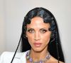Noémie Lenoir évoque sa tentative de suicide
"L'addiction c'est un cri. Cette colère, je l'avais depuis très longtemps déjà, puisque chez moi ça n'allait pas. J'avais un papa alcoolique, une maman qui était en dépression. Je me suis battue contre ça et pour anesthésier tout ça, je consommais de l'alcool", raconte la mannequin et actrice.