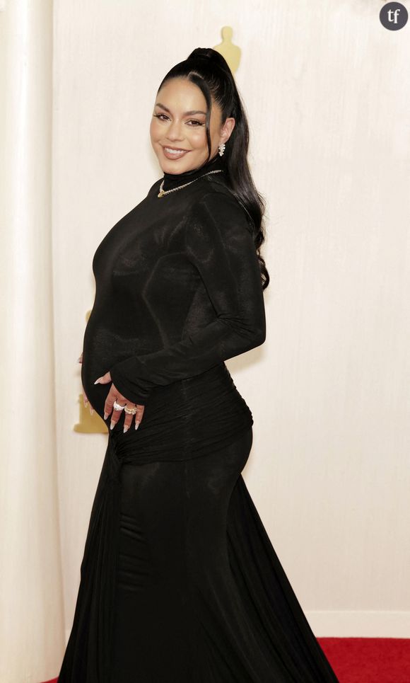 Qui y vont forcément de leurs remarques, heureusement émancipées de tout body shaming, et bien plus bienveillantes qu'on ne pouvait le craindre : "Elle est sublime", "Vivement l'heureux événement", "Eblouissante Vanessa", "Quelle icône avec ce look", "