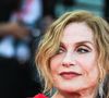 Fashion faux pas ou diva absolue ? Isabelle Huppert sidère les internautes à la Fashion Week