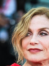 Fashion faux pas ou diva absolue ? Isabelle Huppert sidère les internautes à la Fashion Week
