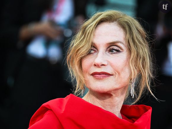 Fashion faux pas ou diva absolue ? Isabelle Huppert sidère les internautes à la Fashion Week