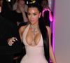 "Ça fait vraiment très Skims", a ajouté Kim Kardashian, ne manquant pas une occasion de promouvoir sa ligne de sous-vêtements. "C'est pour ça que j'ai été attirée par [la tenue] lors du défilé Margiela haute couture". Son look n'a pas vraiment fait l'unanimité sur la Toile. "On dirait un sac en papier kraft sur la tête", a commenté un internaute. "Mes côtes me font mal rien qu'en regardant ça", s'indigne un autre. "On comprend pourquoi elle était avec Kanye West", lit-on encore. D'autres ont, au contraire, applaudi l'audace de la star de 44 ans. "J'ai aimé qu'elle s'investisse pleinement dans son look", "C'est vraiment intéressant", ont-ils acquiescé.  



Pictured: Kim Kardashian