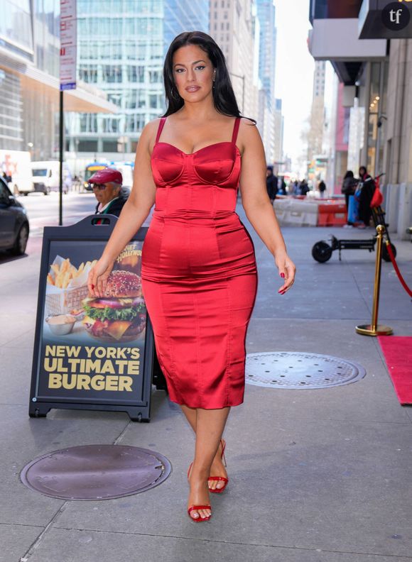 Car Ashley Graham, comme elle en témoigne encore sur ces photos très élégantes à retrouver ci-dessous, est, avant d'être mannequin et influenceuse, une militante body positive. Elle défend tout en style la diversité des corps féminin, dans le monde de la mode, qui a tendance aujourd'hui à vouer un culte au retour de l'ultra-maigreur, alors que l'usage contre-médical de l'Ozempic est de plus en plus banalisé.