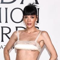 "On dirait une escort" : Lily Allen en mère Noël très sexy dans un strip-club, elle choque les internautes
