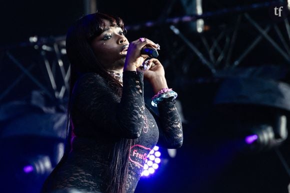 Theodora est une reine des hits et une incontournable du paysage musical hexagonal actuel. Mais elle est victime de messages sexistes et racistes, une misogynoir qui scandalise, et dont elle témoigne en mots, et en images.