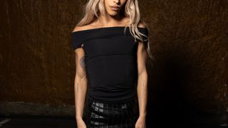 “Je suis un maghrébin homosexuel et j’ai une perruque”, se réjouit Bilal Hassani, face au racisme et à l’homophobie des internautes