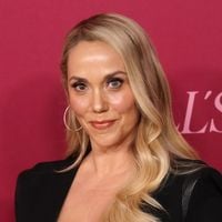 "Sensuelle et élégante" : ce sex symbol culte des années 90 victime de misogynie fait son inespéré come back à 51 ans et c'est spectaculaire