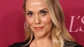 "Sensuelle et élégante" : ce sex symbol culte des années 90 victime de misogynie fait son inespéré come back à 51 ans et c'est spectaculaire