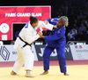 La championne de judo le rappelle également : "On peut faire du sport et avoir des bourrelets". Elle s'en prend, à juste titre, à la méconnaissance des haineux.