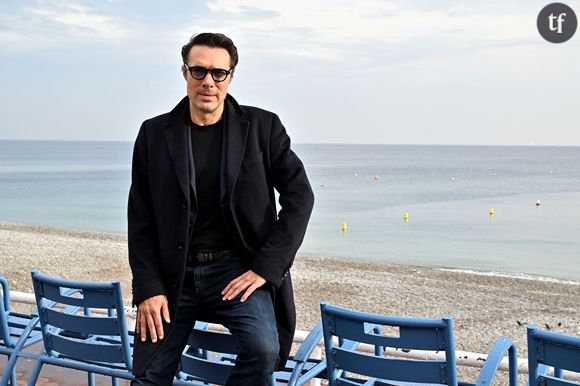 La publication de son livre suscite une large controverse. Nicolas Bedos est interpellé par les militantes féministes, qui manifestent devant la maison d'édition de ses confessions. Et taguent les murs.