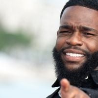 "Vulgarité 100%" : un célèbre rappeur jette la culotte de sa danseuse lors de son concert au Golden Coast Festival et scandalise