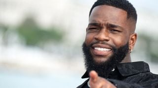 "Vulgarité 100%" : un célèbre rappeur jette la culotte de sa danseuse lors de son concert au Golden Coast Festival et scandalise