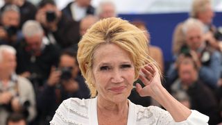 "30 ans d'écart", "Cougar" : Clémentine Célarié défend les femmes en couple avec des hommes plus jeunes et dénonce du "sexisme"