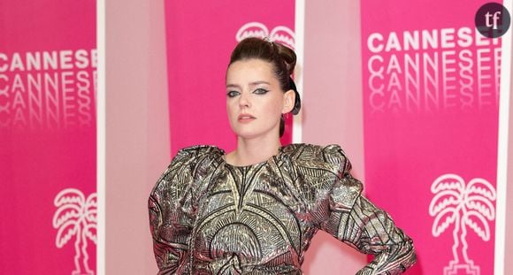 Roxane Mesquida, de son côté, se voit même comme la “gagnante de l’histoire” et refuse d’être catégorisée de “victime” : “Mais c’est eux qui sont ridicules. Ils n’ont pas réussi à me déstabiliser donc c’est moi qui sors gagnante de l’histoire. C’est pas parce qu’on a 18 ans et qu’on a des mecs qui nous posent des questions pour nous choquer qu’on est une victime. Je ne suis pas une victime là !”.