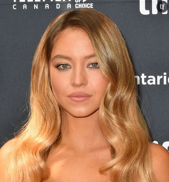 "Sydney Sweeney se transforme — et étonne — dans un drame de boxe inspiré de faits réels, aussi puissant que pessimiste", assure ainsi le magazine qui reste l'un des plus influents de la scène hollywoodienne : l'indétrônable Variety. Qui semble adouber l'une des comédiennes les plus clivantes - et méprisée ? - du moment. Sweeney, c'est pourtant des rôles éclectiques, du film d'horreur Immaculée au film d'auteur expérimental Reality - où elle excelle.