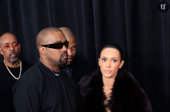 Après la plus nue des naked dress aux Grammy Awards, dont on vous parlait ici, Bianca Censori est apparue récemment en sous-vêtements bonbons dans la rue, aux côtés du célèbre rappeur. Et si les tenues de la trentenaire ont de quoi interpeller, c’est surtout le rôle de Kanye West dans l’exposition de sa femme qui interroge.