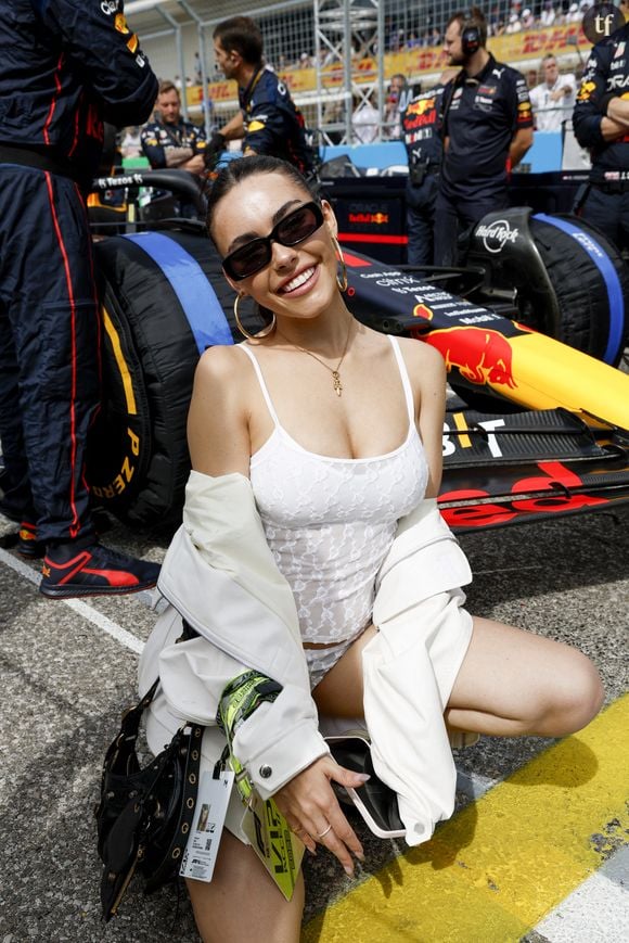 "Pourquoi ça en dérange tant certains ?" : cette chanteuse hyper glamour aime les femmes, et les internautes célèbrent son coming out