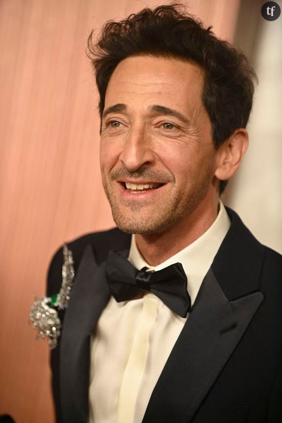 Adrien Brody avait embrassé Halle Berry à pleine bouche sur la scène des Oscars en 2003, lors de son dernier sacre - l'actrice elle aussi avait remporté une statuette cette année-là, et remettait le précieux sésame à l'acteur. Embrassé ou plutôt... Embrassé de force ? Dans ce cas là, c'est une agression sexuelle.