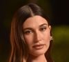 Hailey Bieber tente un nouveau look où l'élégance tutoie la sensualité, entre dentelle et transparence. Et fait rayonner l'aura fashion de Saint Laurent.