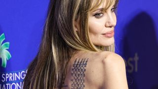 Vous avez dit "sexisme intériorisé" ? Angelina Jolie a 8 ans de plus que Louis Garrel, son compagnon de tapis rouges, et ça dérange... les femmes plus jeunes