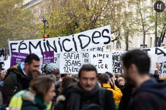 A sa suite, psychologues, aide-soignantes, et juristes prennent en charge les dossiers.  "Un vrai problème de santé publique et de société aujourd'hui, ce n'est pas un problème de femmes. Deux cent treize mille femmes sont victimes de violences physiques et/ou sexuelles par le conjoint, ex-conjoint sur une année. Et nous, dans les UMJ, on voit véritablement qu'une victime sur deux est victime de violence intrafamiliale".