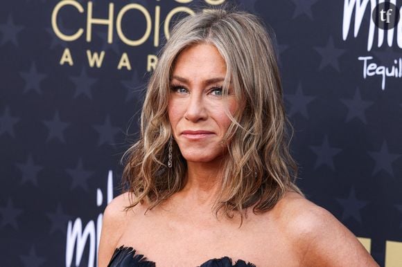 “Je ne suis pas d’une assez forte constitution pour ne pas avoir été affectée par tout ça”, confie-t-elle au magazine américain au sujet de tous les articles qui fleurissaient chaque jour dans la presse people à son sujet ou sur la romance naissante entre Angelina Jolie et Brad Pitt,