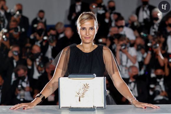 Elle fustige : "Il y a toujours ce présupposé qui existe, qu'une femme doit être synonyme de douceur...". Présente au Festival de Cannes 2025, Julia Ducournau défend l'honneur des femmes cinéastes qui évoluent dans le cinéma d'horreur.
